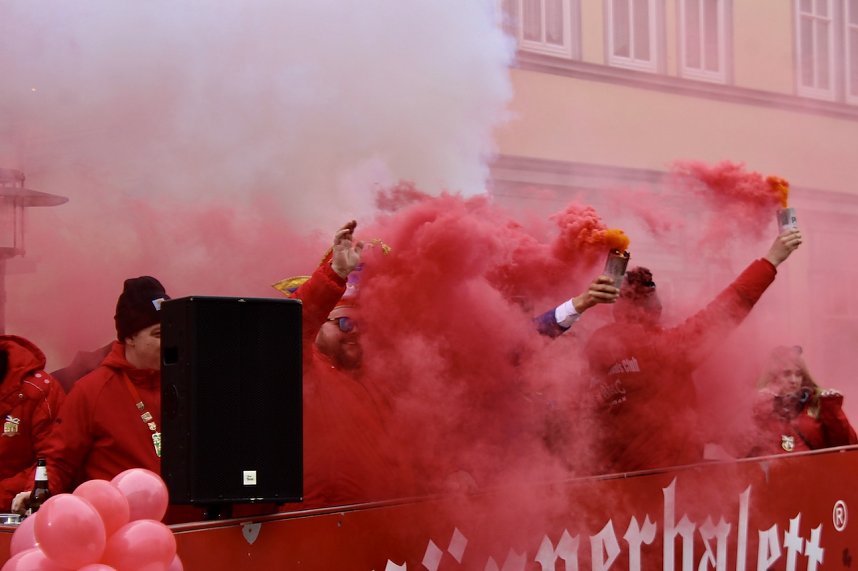 Ein bunter Karnevalszug zog sich am Rosenmontag durch Sondershausen