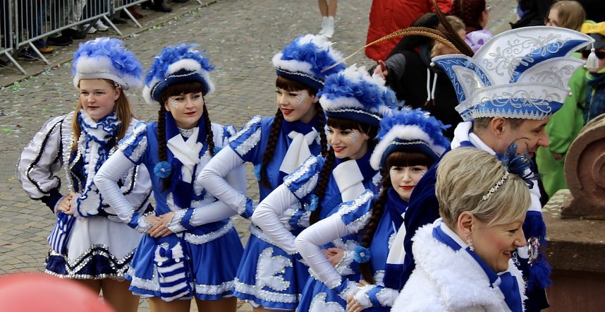 Ein bunter Karnevalszug zog sich am Rosenmontag durch Sondershausen