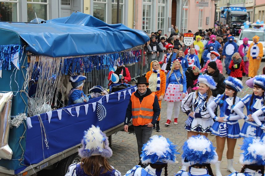 Ein bunter Karnevalszug zog sich am Rosenmontag durch Sondershausen