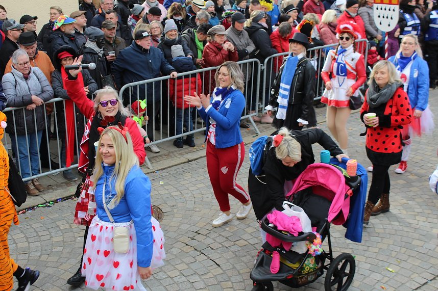 Ein bunter Karnevalszug zog sich am Rosenmontag durch Sondershausen