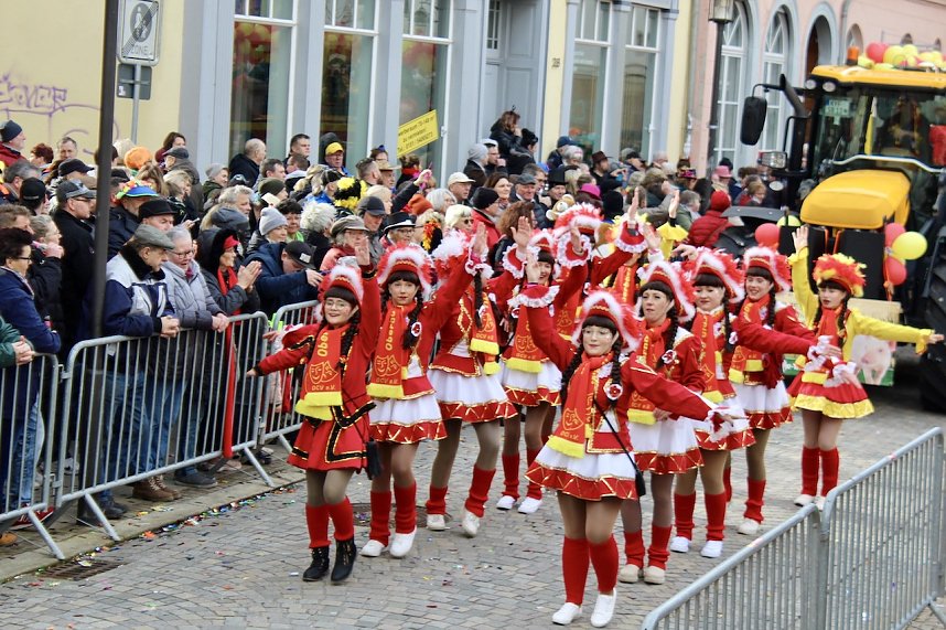 Ein bunter Karnevalszug zog sich am Rosenmontag durch Sondershausen