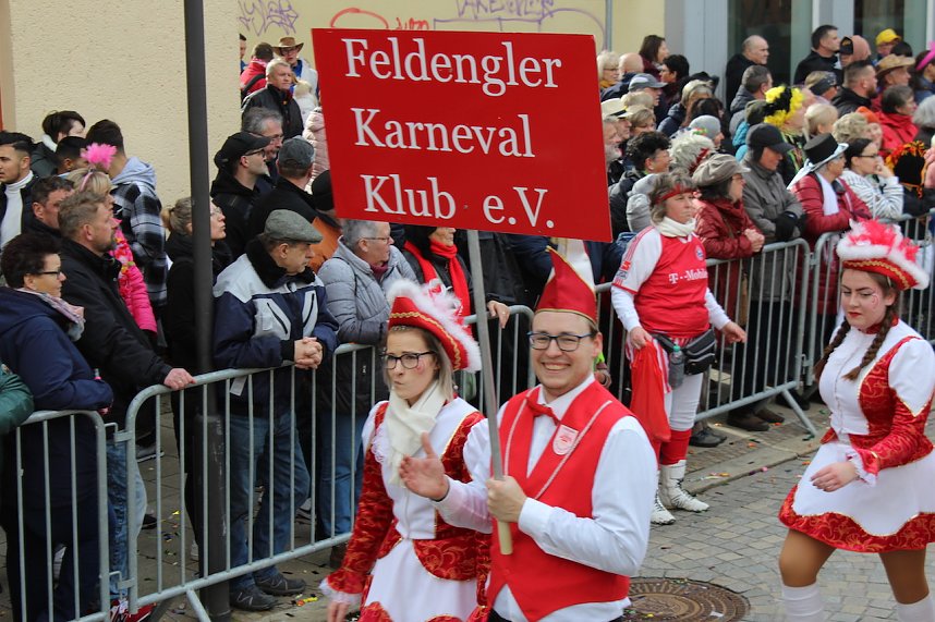 Ein bunter Karnevalszug zog sich am Rosenmontag durch Sondershausen