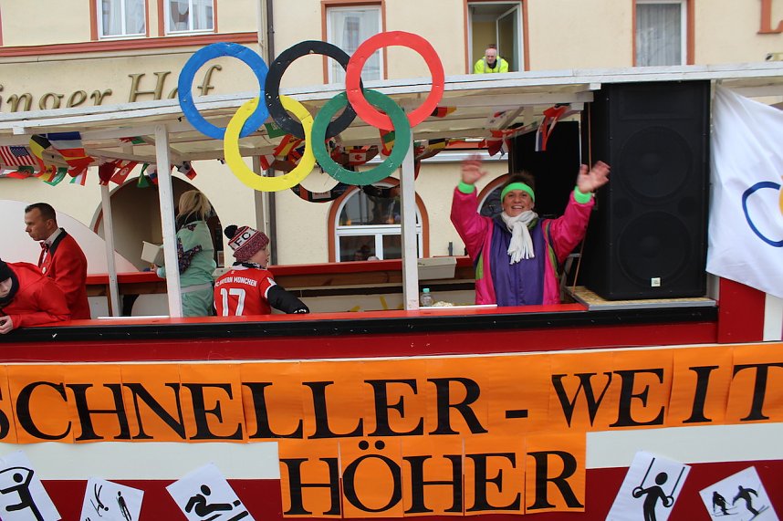 Ein bunter Karnevalszug zog sich am Rosenmontag durch Sondershausen