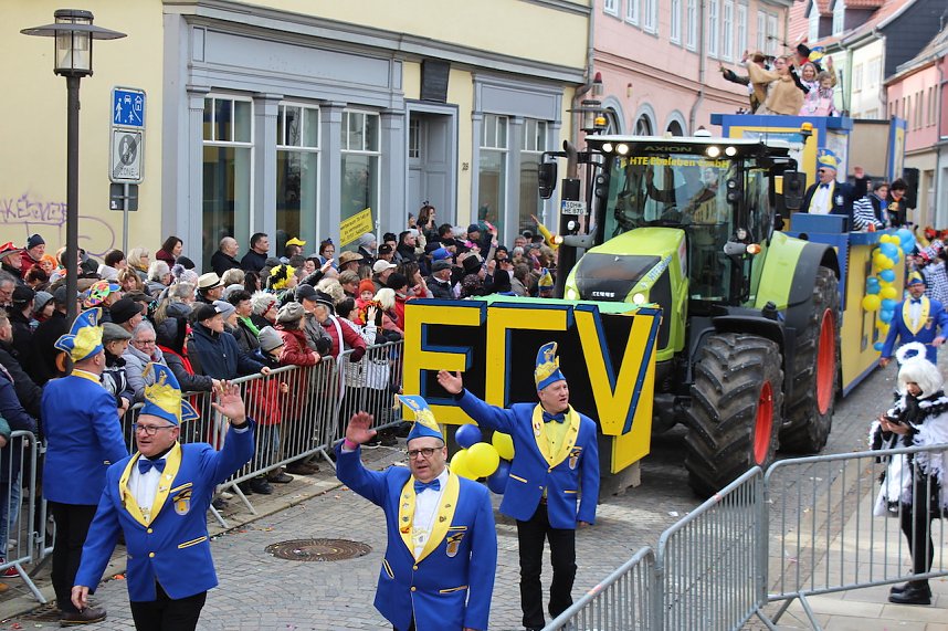 Ein bunter Karnevalszug zog sich am Rosenmontag durch Sondershausen