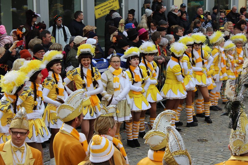 Ein bunter Karnevalszug zog sich am Rosenmontag durch Sondershausen