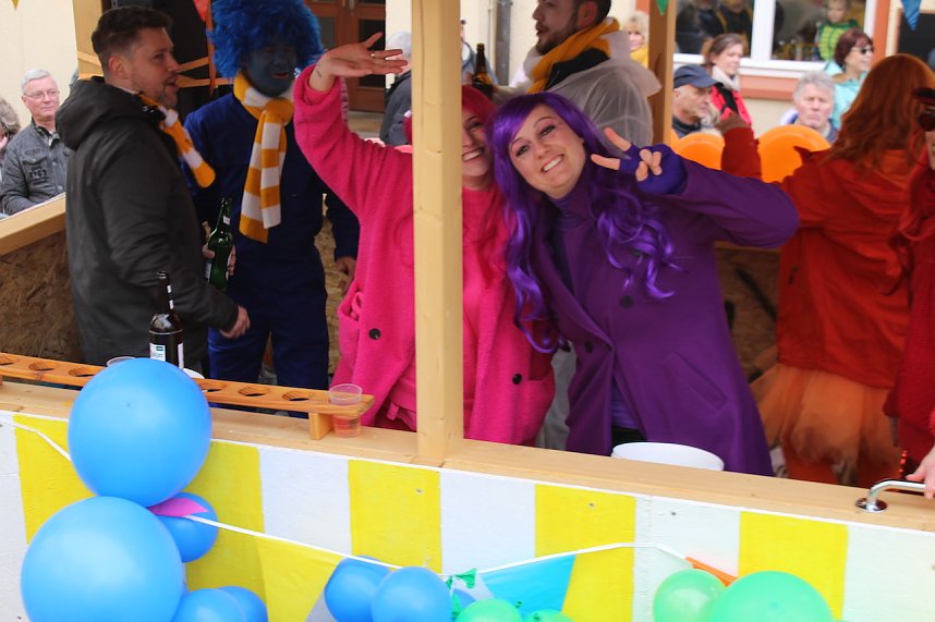 Ein bunter Karnevalszug zog sich am Rosenmontag durch Sondershausen