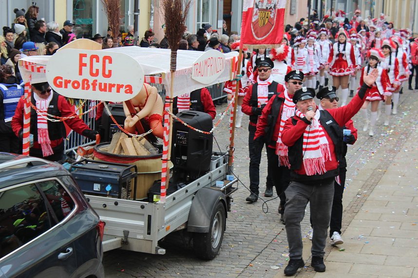 Ein bunter Karnevalszug zog sich am Rosenmontag durch Sondershausen