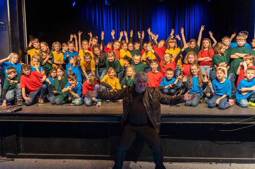 Rolf Zuckowski mit Sch&uuml;lern in Nordhausen