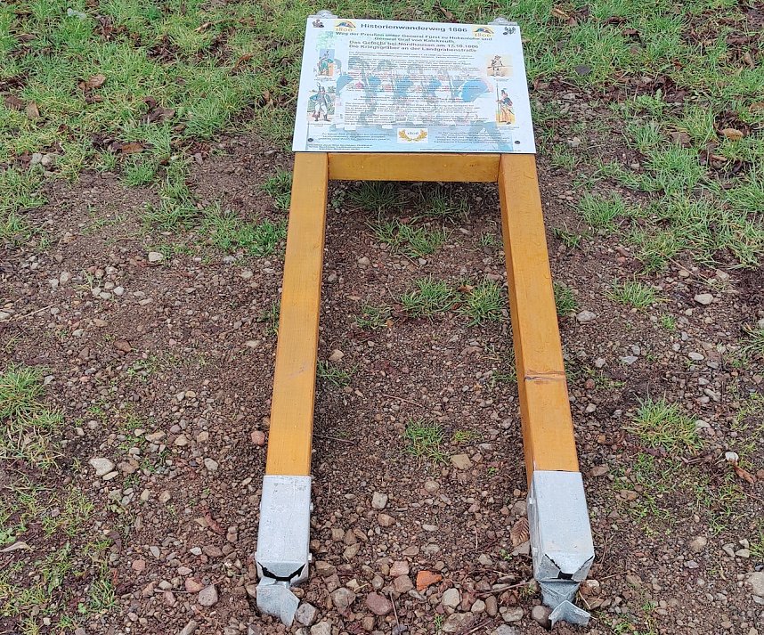 Aus der Verankerung gerissenes Historienschild