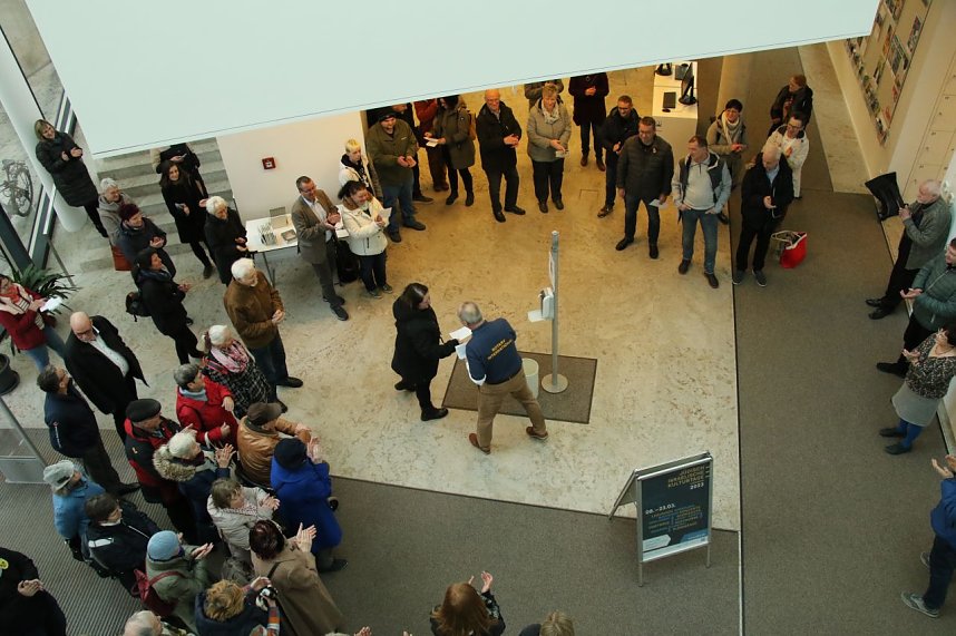 Spenden&uuml;bergabe in der Stadtbibliothek