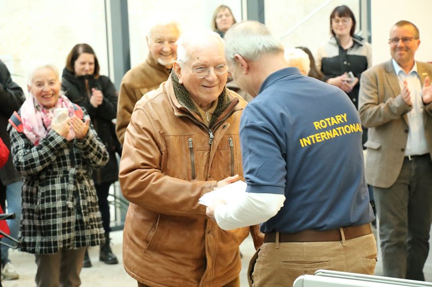 Spenden&uuml;bergabe in der Stadtbibliothek