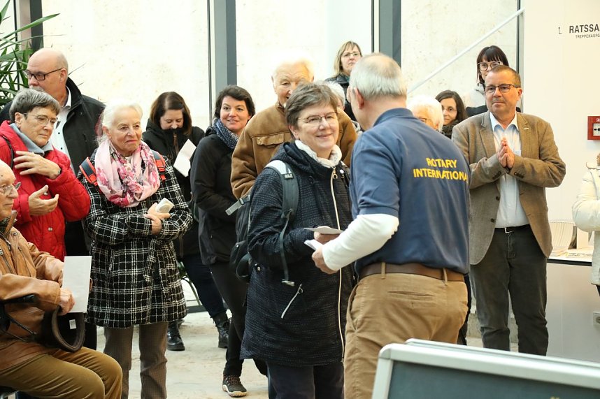Spenden&uuml;bergabe in der Stadtbibliothek