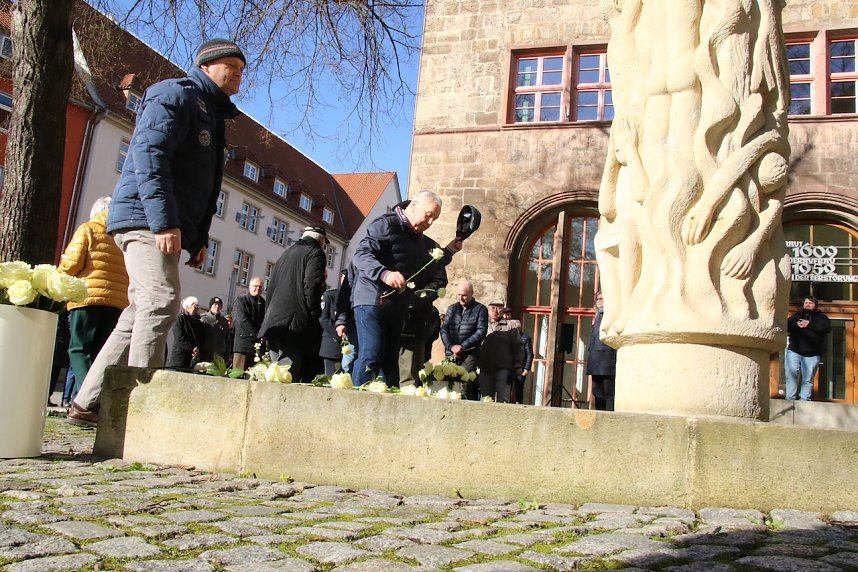 Gedenken vor dem Rathaus
