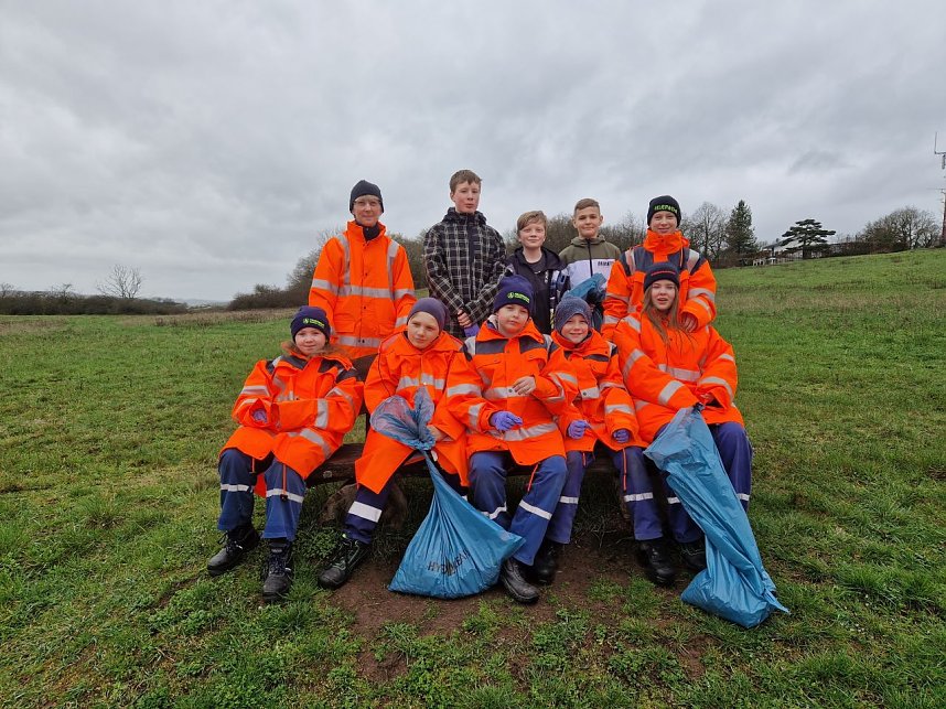 Die Neust&auml;dter Jugendfeuerwehr beim Fr&uuml;hjahrsputz