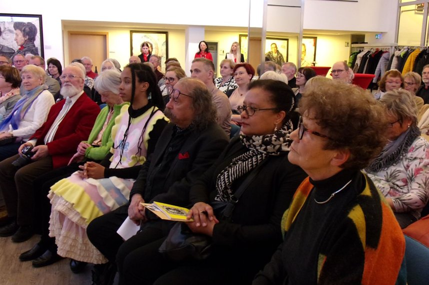 "Widerspenstige Collagen" in der Kreissparkasse