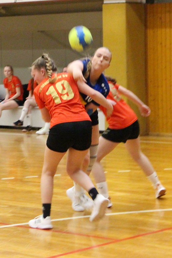 Die Handballdamen der NSV B-Jugend schaffen es aus dem Stand auf Platz 5