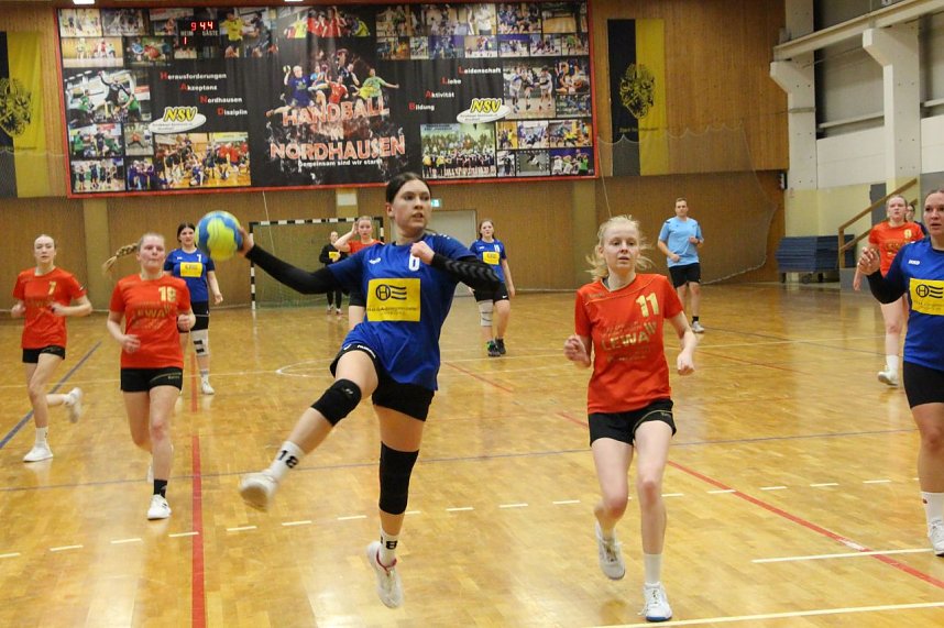 Die Handballdamen der NSV B-Jugend schaffen es aus dem Stand auf Platz 5