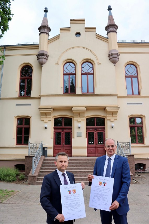 Freundschaftliche Feierlichkeiten im Landratsamt