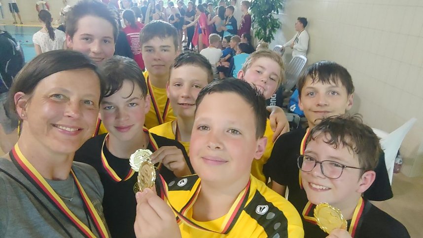 Siegreiche Nordh&auml;user Sch&uuml;ler im Wasser 