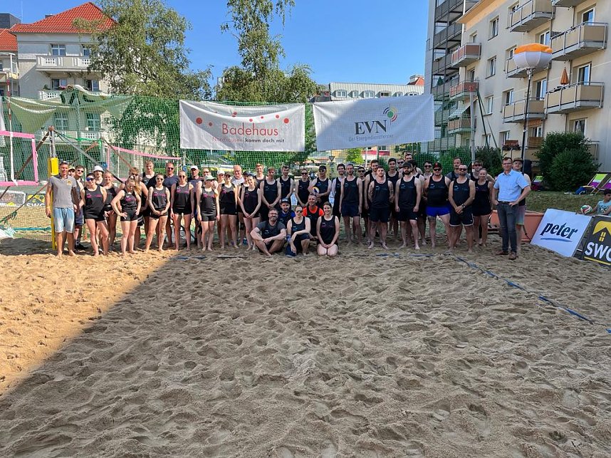Freizeitturnier, 2 gegen 2 und 4 gegen 4 - insgesamt 120 Partien wurden beim 14. Stadtwerke-Beachcup ausgetragen