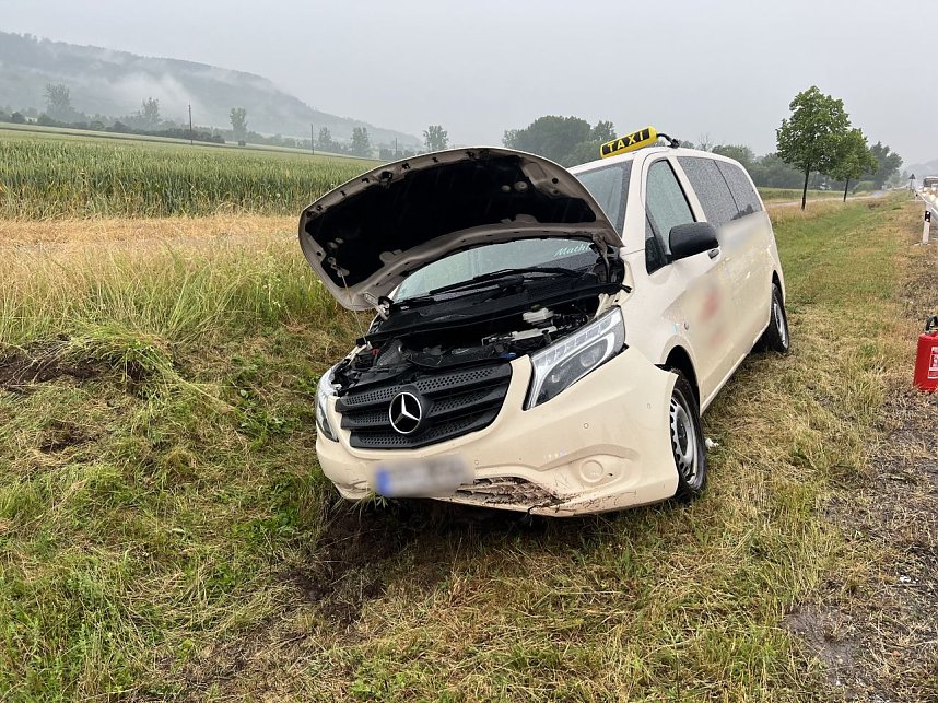 Verunfalltes Taxi im Stra&szlig;engraben