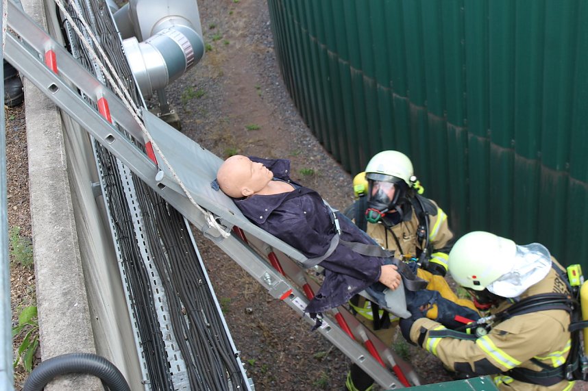 Feuerwehr&uuml;bung an der Biomethananlage in Bielen
