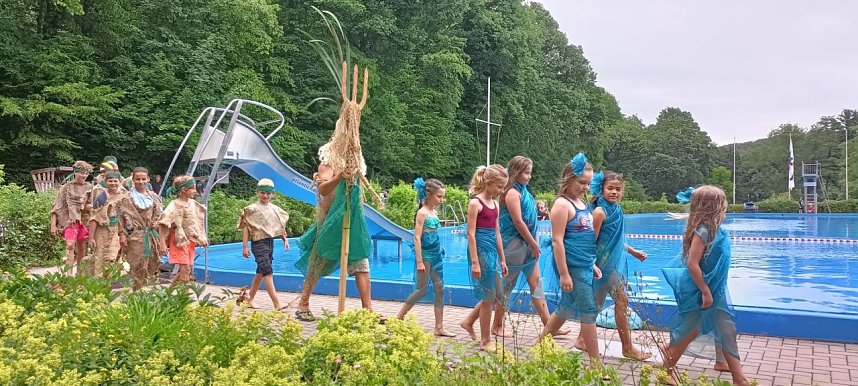 Im schick beleuchteten Waldbad wurde bis in die Nacht hinein gefeiert