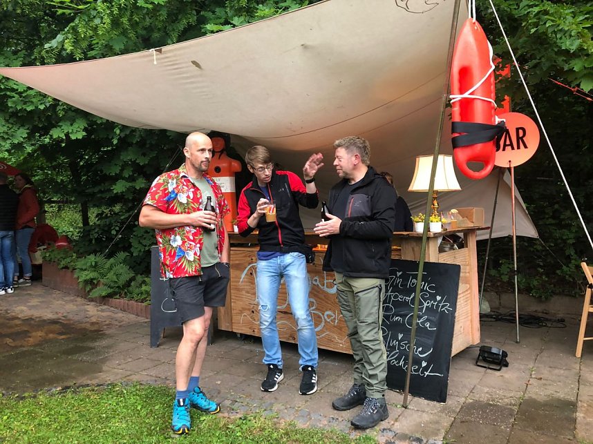 Im schick beleuchteten Waldbad wurde bis in die Nacht hinein gefeiert