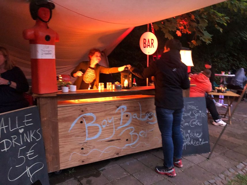 Im schick beleuchteten Waldbad wurde bis in die Nacht hinein gefeiert