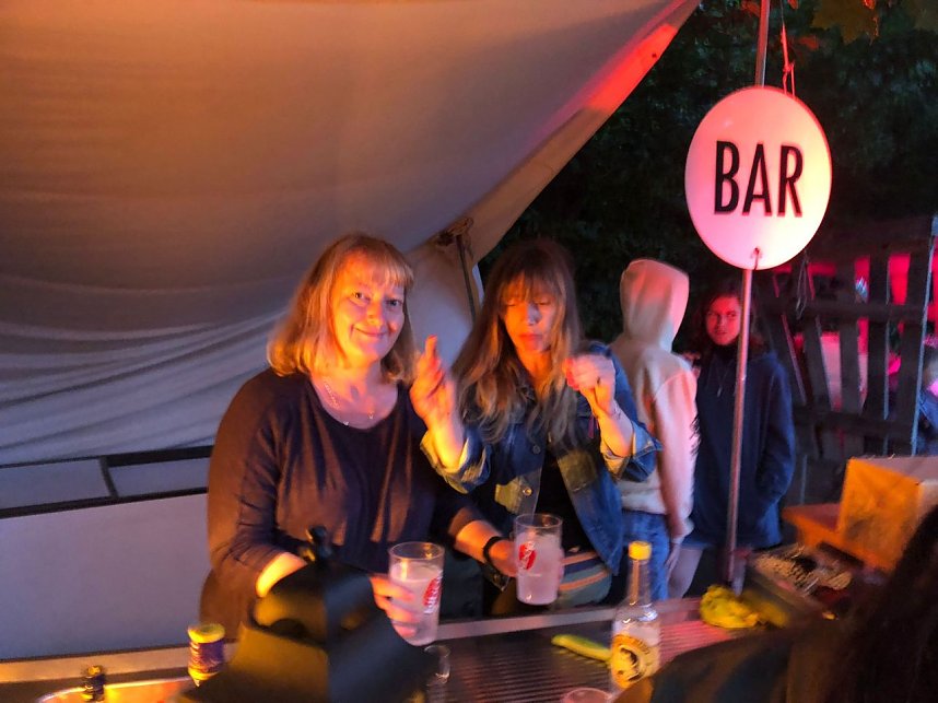 Im schick beleuchteten Waldbad wurde bis in die Nacht hinein gefeiert