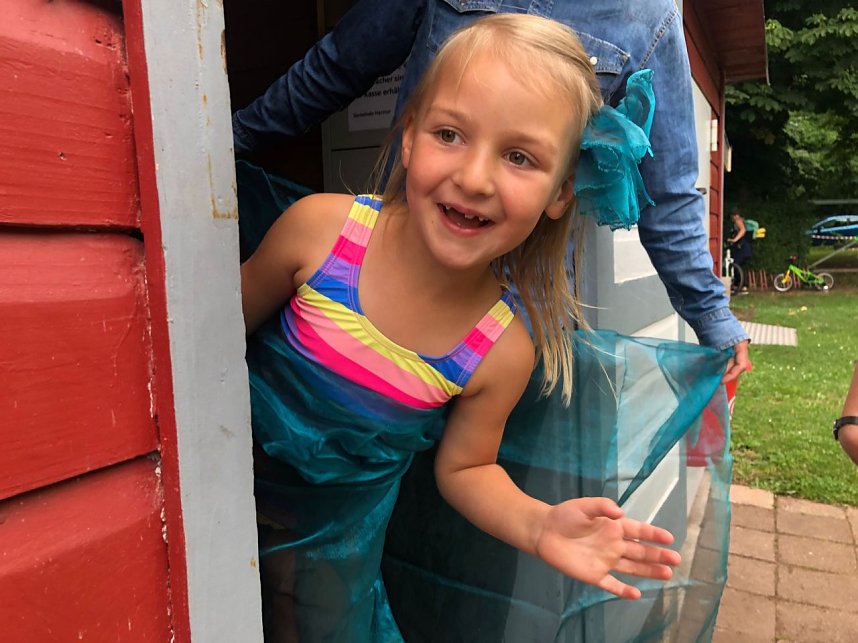 Im schick beleuchteten Waldbad wurde bis in die Nacht hinein gefeiert