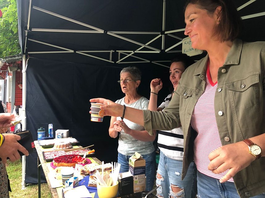 Im schick beleuchteten Waldbad wurde bis in die Nacht hinein gefeiert