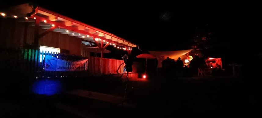 Im schick beleuchteten Waldbad wurde bis in die Nacht hinein gefeiert