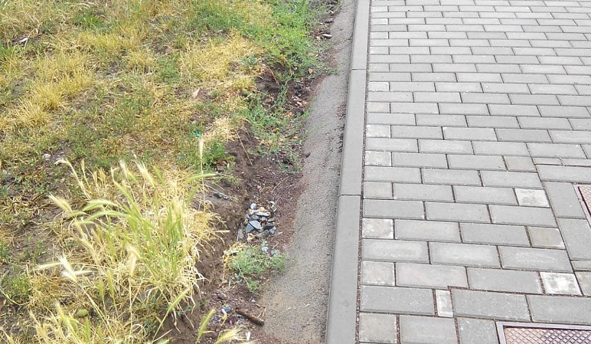 Weiterhin keine Angleichung zwischen B&uuml;rgersteig und Rasenfl&auml;che       Gehweg und Rasenfl&auml;che. gestern.