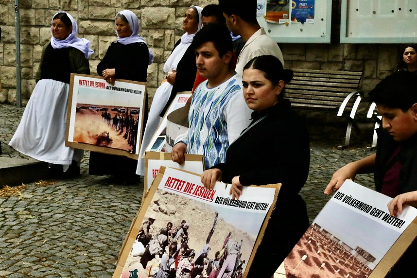 "Der V&ouml;lkermord geht weiter" - auf dem Rathausplatz kam heute die jesidische Gemeinschaft zusammen um an das Schicksal ihrer Glaubensgemeinschaft zu erinnern
