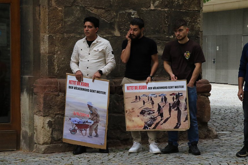 "Der V&ouml;lkermord geht weiter" - auf dem Rathausplatz kam heute die jesidische Gemeinschaft zusammen um an das Schicksal ihrer Glaubensgemeinschaft zu erinnern