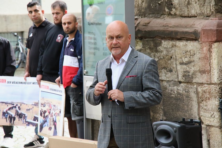 "Der V&ouml;lkermord geht weiter" - auf dem Rathausplatz kam heute die jesidische Gemeinschaft zusammen um an das Schicksal ihrer Glaubensgemeinschaft zu erinnern