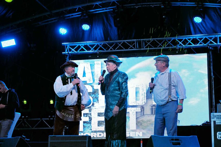 Verabschiedung auf der B&uuml;hne