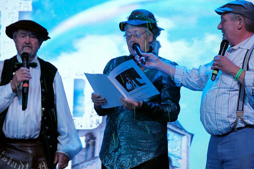 Verabschiedung auf der B&uuml;hne