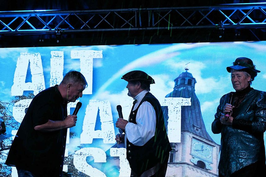 Verabschiedung auf der B&uuml;hne