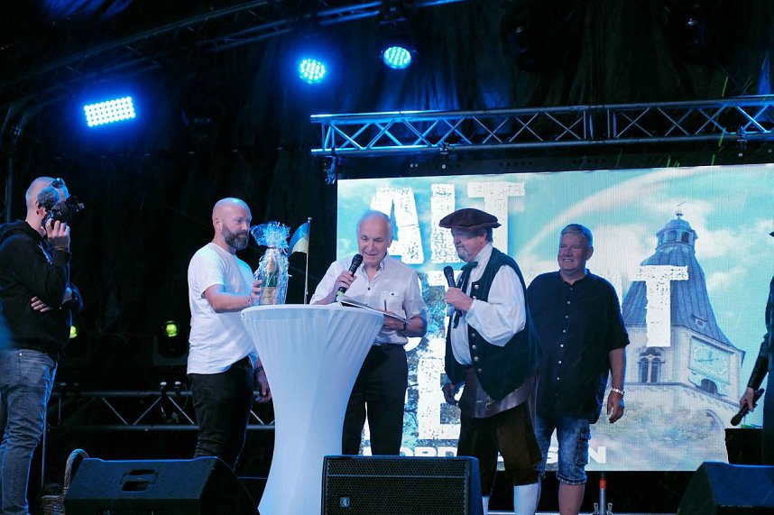 Verabschiedung auf der B&uuml;hne