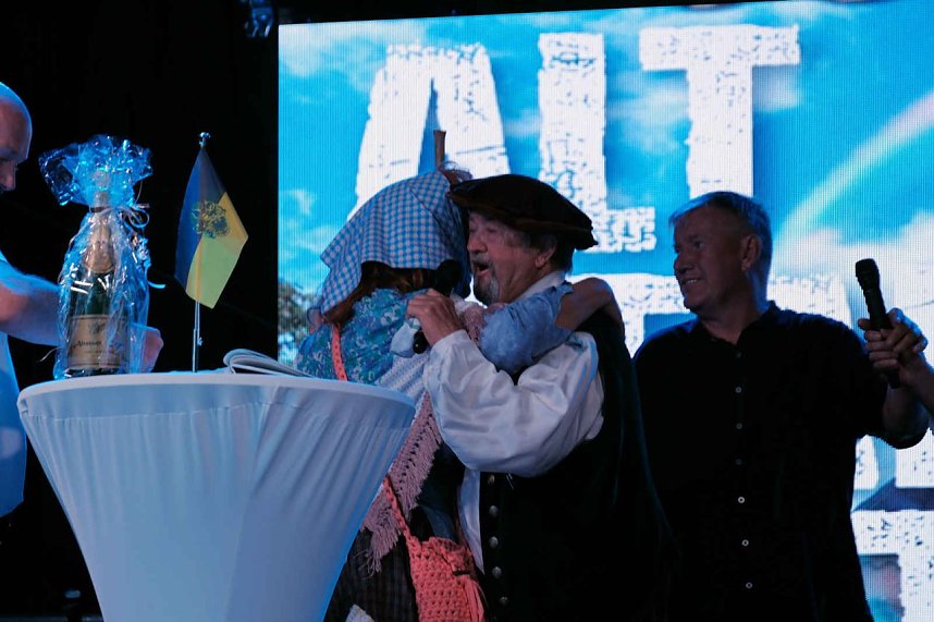 Verabschiedung auf der B&uuml;hne