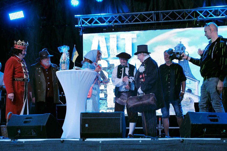 Verabschiedung auf der B&uuml;hne