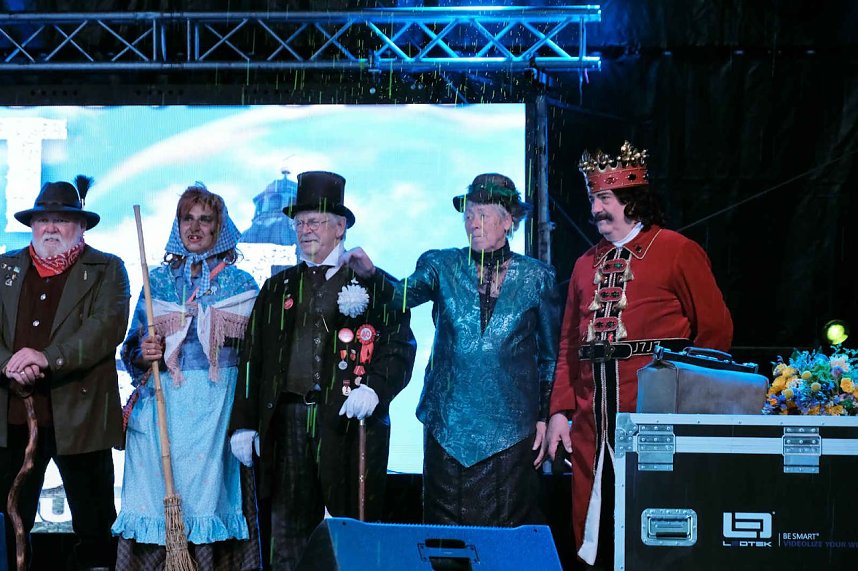 Verabschiedung auf der B&uuml;hne