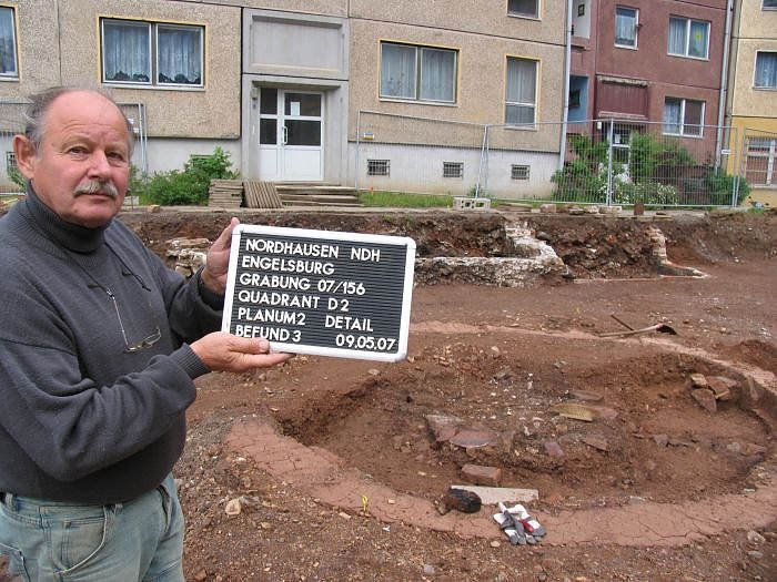 Grabungsleiter M&uuml;ller vor der Zisterne