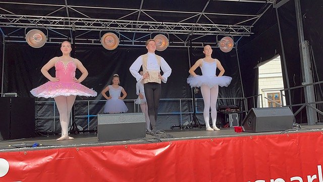 Die Eleven der Tanzschule Radeva in Aktion