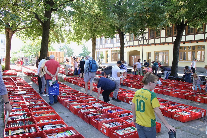 KILA B&uuml;cherrettungsflohmarkt auf dem Blasii-Kirchplatz