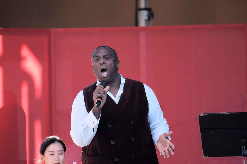 Peter Blei unterwegs auf dem Theaterfest