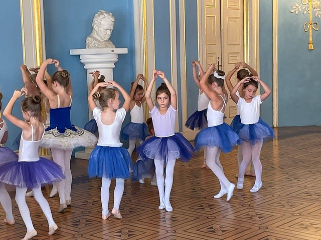 Die T&auml;nzer und T&auml;nzerinnen im Blauen Saal in Sondershausen