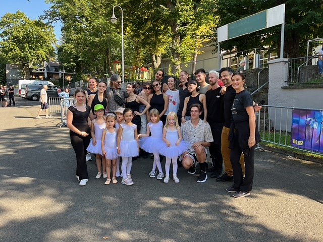Die T&auml;nzer und T&auml;nzerinnen im Blauen Saal in Sondershausen